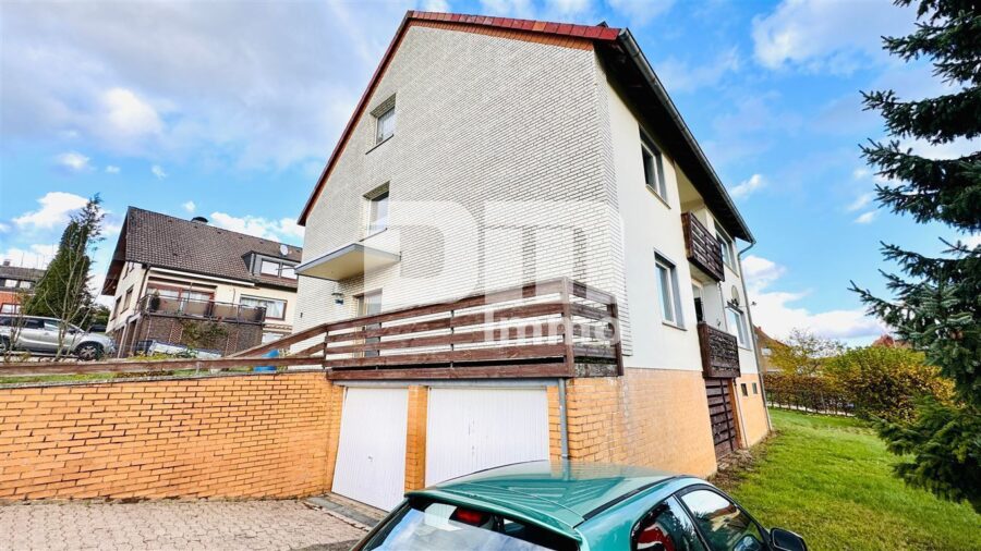 Modernisiertes Dreifamilienhaus + 2 Garagen in idyllischer Lage / großes Grundstück / Panoramablick - Frontansicht / Garagen